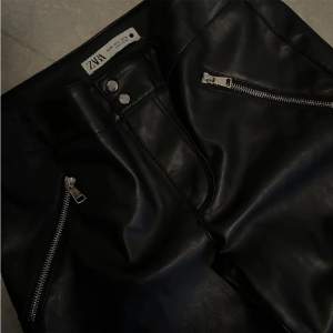 Svarta faux läderbyxor med dragkedja från Zara i strl 36!