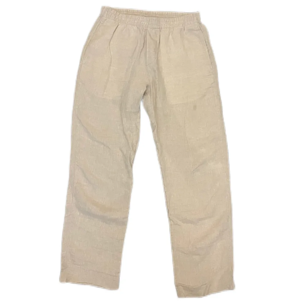 Säljes: Beigea linnebyxor från H&M. Skick: 6/10. Perfekta för sommaren. Liten fläck vid låret men inget man tänker på. Jeans & Byxor.