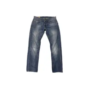 - Dondup jeans - Modell lucky (lite lösare modell, för de som inte gillar skinny jeans men ändå dondup) - Storlek 33 - Endast jeansen medföljer