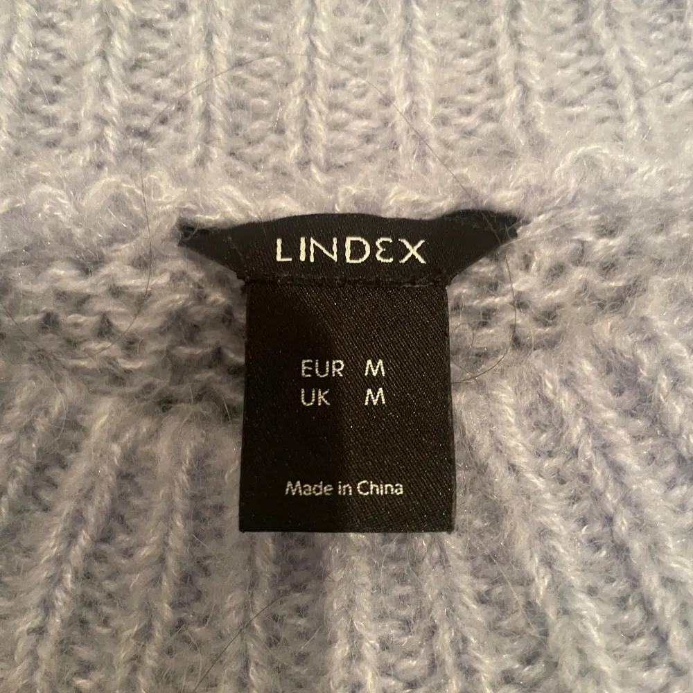 Otrolig snygg ljusblå stickad tröja från Lindex i storlek M❤️❤️. Tröjor & Koftor.