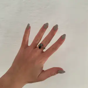 Säljer denna fina ringen från Caroline Svedbom i modellen Alisia ring black combo / Gold🤍inga defekter 