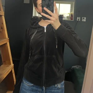 Zip up hoodie - Svart zip-up hoodie från gina! Säljer pga att den inte kommer till använding längre.
