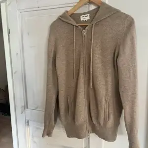 En skön cashmere hoodie i bra skick och även av softgoat. Passar mellan 170-180 ungefär. Skriv för funderingar