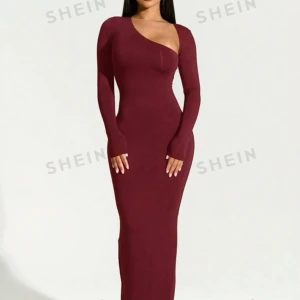 Long evening gown  - Evening maxi dress with slit and beautiful asymmetrical neckline. Never used. Tag is still on.  200kr (including shipping)