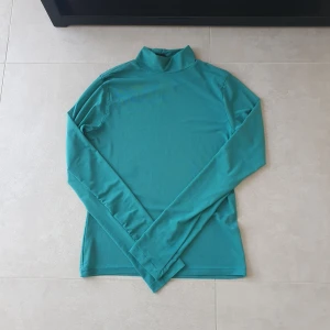 Grön tunn långärmad tröja - Köpt på gina tricot, bra skick! Genomskinlig. Väldigt liten i storleken. Skulle passa någon med S-M