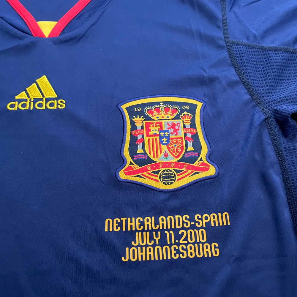 Spanien fotbollströja från VM-finalen mot Nederländerna 2010, aldrig använd. T-shirts.