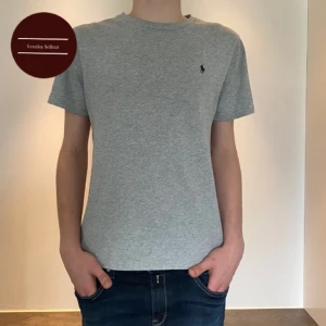 Ralph lauren T-shirt - Säljer denna gråa T-shirten från Ralph Lauren för endast 199kr!🤩 | nyskick! | skriv vid frågor och funderingar!😁