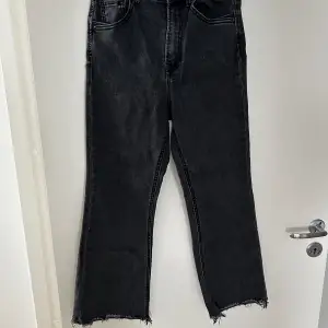 Grå jeans från stradivarius i storlek 36