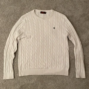 Morris tröja  - Hej! Säljer just nu denna sjukt snygga Morris tröjan Storlekt=Medium  Skick=8,5/10 Nypris=1599 Säljer för=550