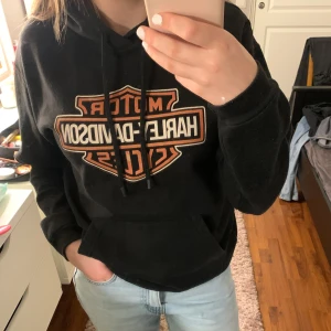 Hoodie - Harley Davidson motor cyckes hoodie. Passar både XS och S🥰 