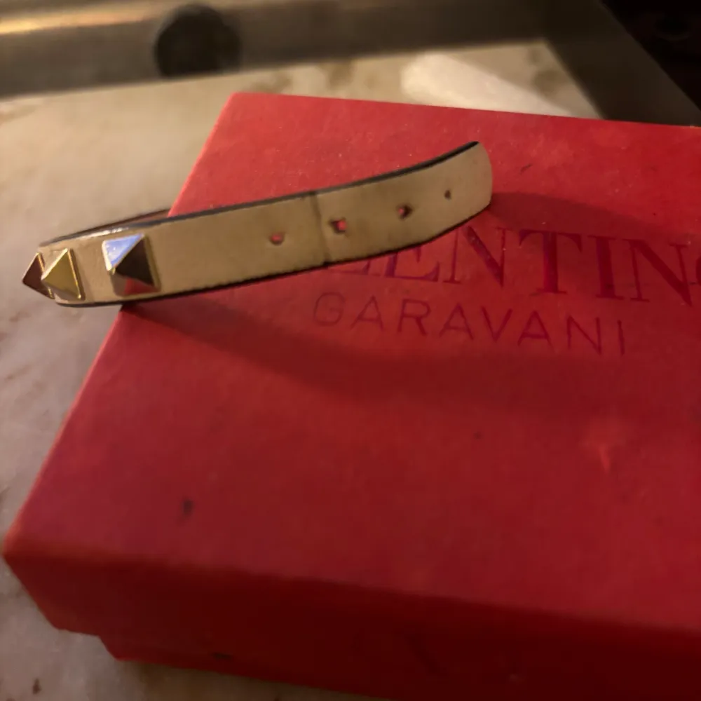 Valentino armband i vit. Fint skick box, kvitto och påse finns. Accessoarer.