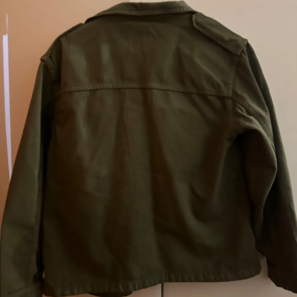 En jätte fin grön jacka den är använd ett fåtal gånger inga skador på den, just denna jacka säljs inte längre❤️. Jackor.