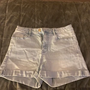 Jeansshorts  - Säljer dessa jeansshortsen från stradivarius. Jätte fina💖skriv för flera frågor💕💕