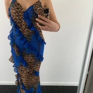 Leopard Maxiklänning - Säljer denna assnygga helt nya klänning i storlek 36! Perfekt till gala, bal, eller som sommarklänning. (Lappen kvar)