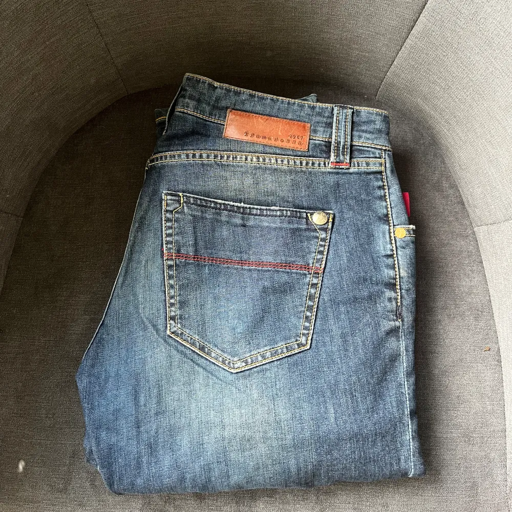 Tramarossa Jeans - Modell: Leonardo - Storlek: 32 - Mycket bra skick - Nypris 3500kr! Säljes för 1499kr. Hör av dig vid funderingar// Ville. Jeans & Byxor.