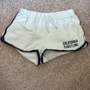  Jätte sköna mjukis shorts har använt dem ett fåtal gånger och de är i superbra skick köpta för ca 200 till 300 kr Pris kan diskuteras