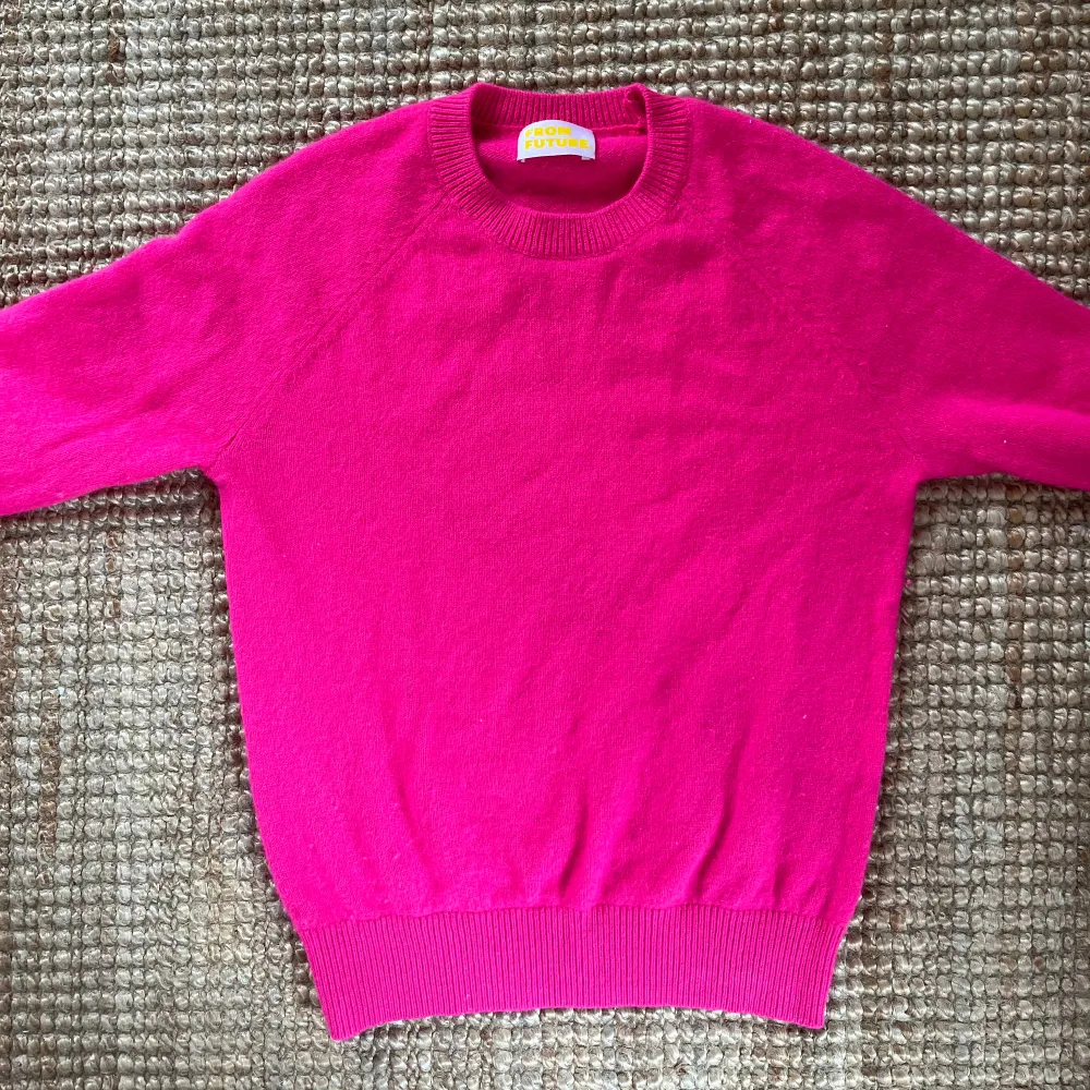 Säljer denna underbara rosa Kashmir tröja ifrån from future🥰 denna har inga tecken på användning! 100% Kashmir ❤️nypris ca 1700kr. Stickat.
