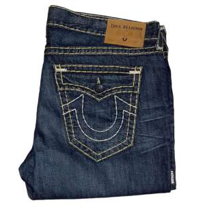 True Religion jeans Geno fit super T. W42 [Ytterbenslängd 115cm] [Innerbenslängd 87cm] [Midja 56cm] [Benöppning 21,5cm]