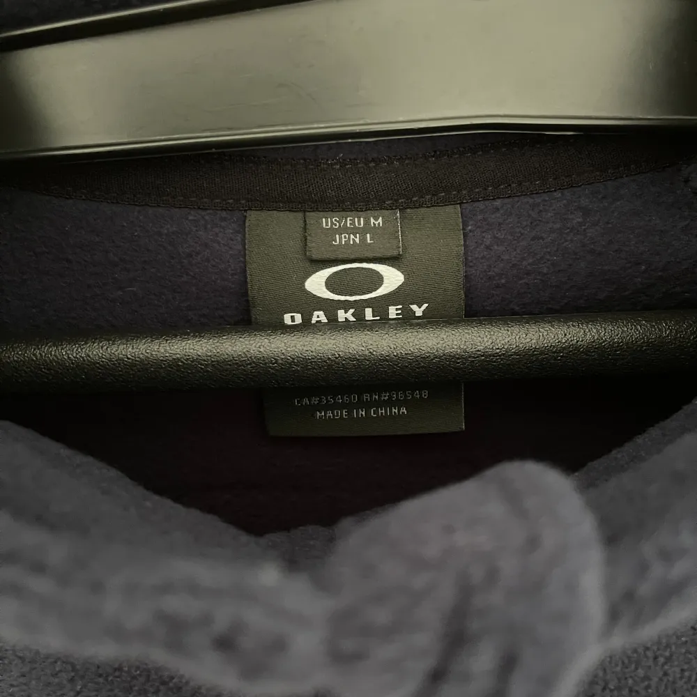 Oakley fleece i storlek M. Helt oanvänd säljer för 250. Tröjor & Koftor.