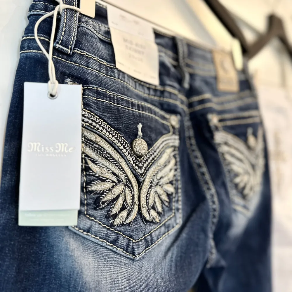 Säljer ett par miss me jeans, storlek 26. Nyskick! Pruta inte❤️. Jeans & Byxor.