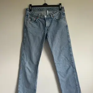 Säljer mina lågmidjade jeans från Weekday i den populära modellen Arrow low straight leg, ofta slutsåld på hemsidan. Passar om man har storlek 36 & 38💗 Liknad Gina jeansen men har lägre midja. Använda fåtal gånger, Nypris 590kr. 