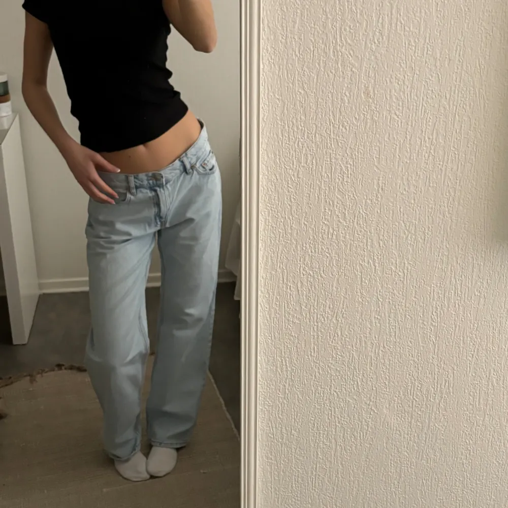 Ljusblåa jeans i bra skick. Långa i längden, passar perfekt på långa tjejer (jag själv är ca 173).💕💕. Jeans & Byxor.