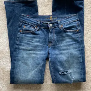 Jättesnygga jeans i bootcut modell som jag säljer då de inte passar mig. Inga defekter förutom hålen som syns på bilderna. Skriv för mått eller fler bilder. Kan tyvärr inte visa dom på eftersom att dom är alldeles för små. Pris är diskuterbart💗