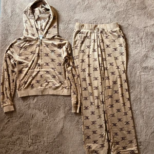 Juicy couture set💗 -  juicyset i bra skick  Zip tröjan är i stl L ( passar mig som vanligtvis har xs, bara att den inte sitter ”cropat” lxm) Byxorna är stl M💗