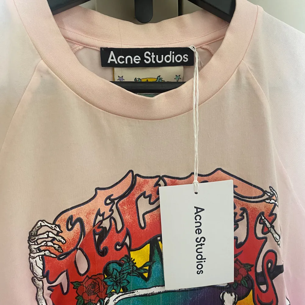 Rosa/lila linne/tshirt från Acne Studios, oanvänd med prislapp kvar, nypris 2299, säljer för 700kr💛. Toppar.