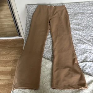Byxor - Beiga byxor från hm. Storleken är 38 men jag tycker dom sitter mer som 36!