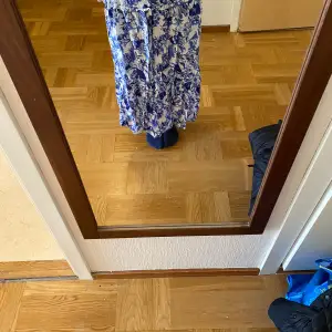 Nu säljer jag min superfina sommar kjol då den är något för kort för mig, använd ett fåtal gånger och super fint skick! Priset kan diskuteras vid en snabb affär! 💕