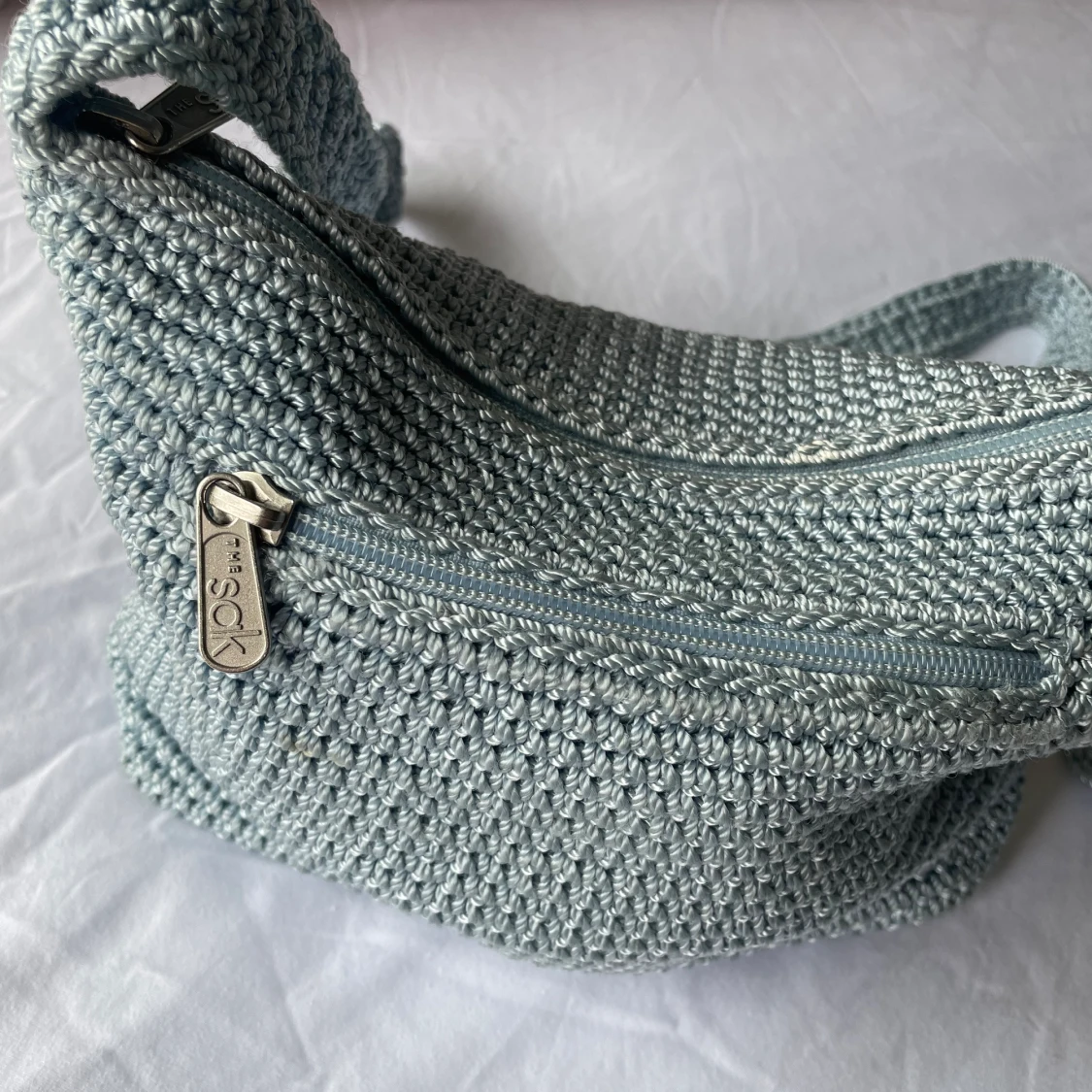 Ljusblå virkad väska från The Sak - 92