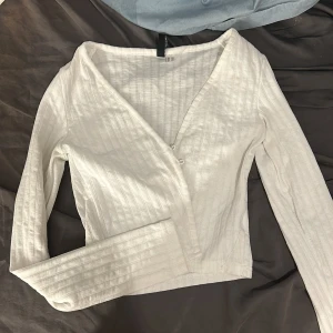 Bolero - En till kort bolero fast i vit och från hm!  Går att styla med olika linnen eller crop toppar!