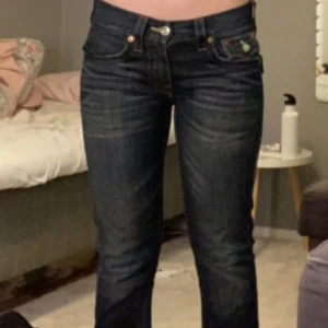 Äkta True religion jeans straight - Snygga äkta true religion jeans. Köpta av en vän för 1000 kr och säljer för 800. Dom är i väldigt bra skick och inga slitningar. Har bevis på äkta dvs lappar. Qr kod som leder till hemsidan. Knapparna. Tyget på insidan mm. Pris går att diskuteras
