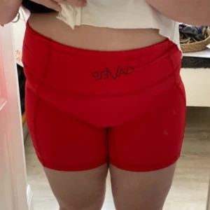 Helt Nya Gavelo shorts - Säljer dessa pga att dom var för stora och åkte ner på mig. De är helt nya, enbart testade. Prislapp finns även kvar. Var försent att skicka tillbaka de, därför säljer jag de här!  De har en ficka på varje sida om benet.