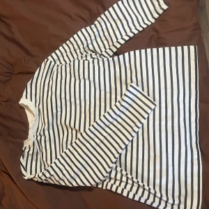 Långärmad tshirt - en oversized långärmad tshirt från gina! Har använts ksk 2 ggr!