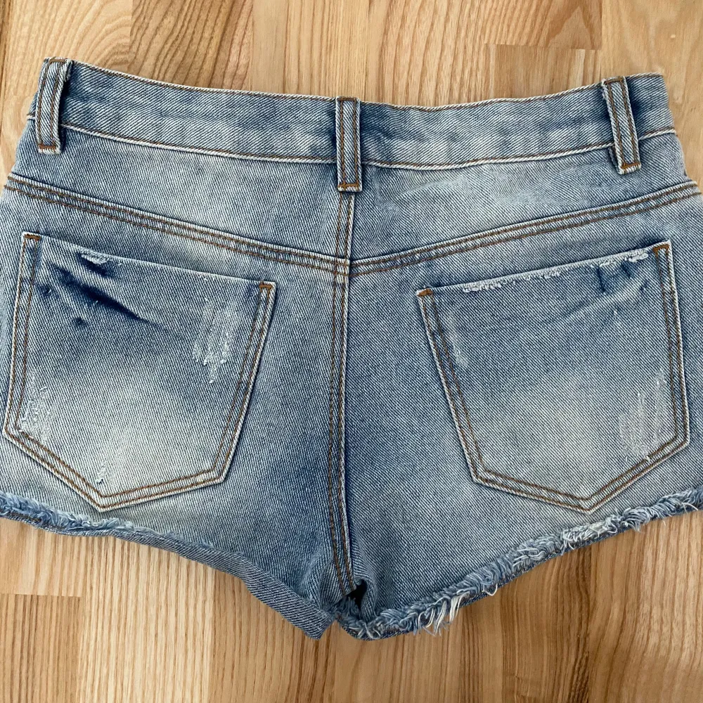 Säljer dessa ascoola jeansshorts, typ aldrig använda då de är för små❤️. Shorts.