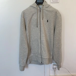 Ralph Lauren hoodie - Tjena! Säljer nu en Polo Ralph Lauren zip hoodie i storlek S  skick 8/10 Nypris ligger runt 1700-2200 kr, mitt pris  899 kr Defekt: liten svart fläck på vänstra armen som knappt syns