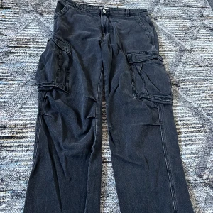 Zara cargo  - Ett par fina nästan oanvända cargo jeans köpta från Zara. Dem e straight legged men wide vid låren.