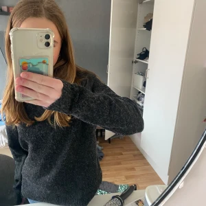 Stickad tröja  - Stickad tröja från vero Moda! Storlek Xs men lite uttöjd så mer som S men passar båda!🖤 