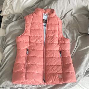 Säljer denna så fina rosa västen från barbour 😍så sjukt mjuk och skön! Nyskick och aldrig använd 