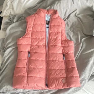 Barbour väst  - Säljer denna så fina rosa västen från barbour 😍så sjukt mjuk och skön! Nyskick och aldrig använd 