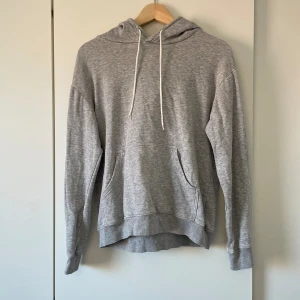 Hoodie - Säljer denna hoodie ifrån H&M då jag inte använder den längre.