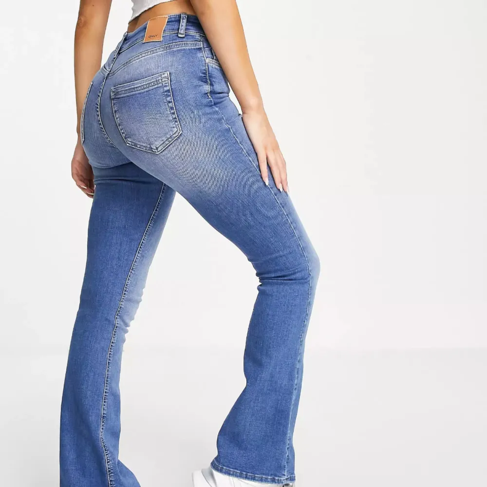 Säljer dessa super snygga lågmidjade bootcut jeansen från Only, nästan aldrig använda så väldigt bra skick🤍nypris 499:- hör av dig vid frågor🤍🤍. Jeans & Byxor.