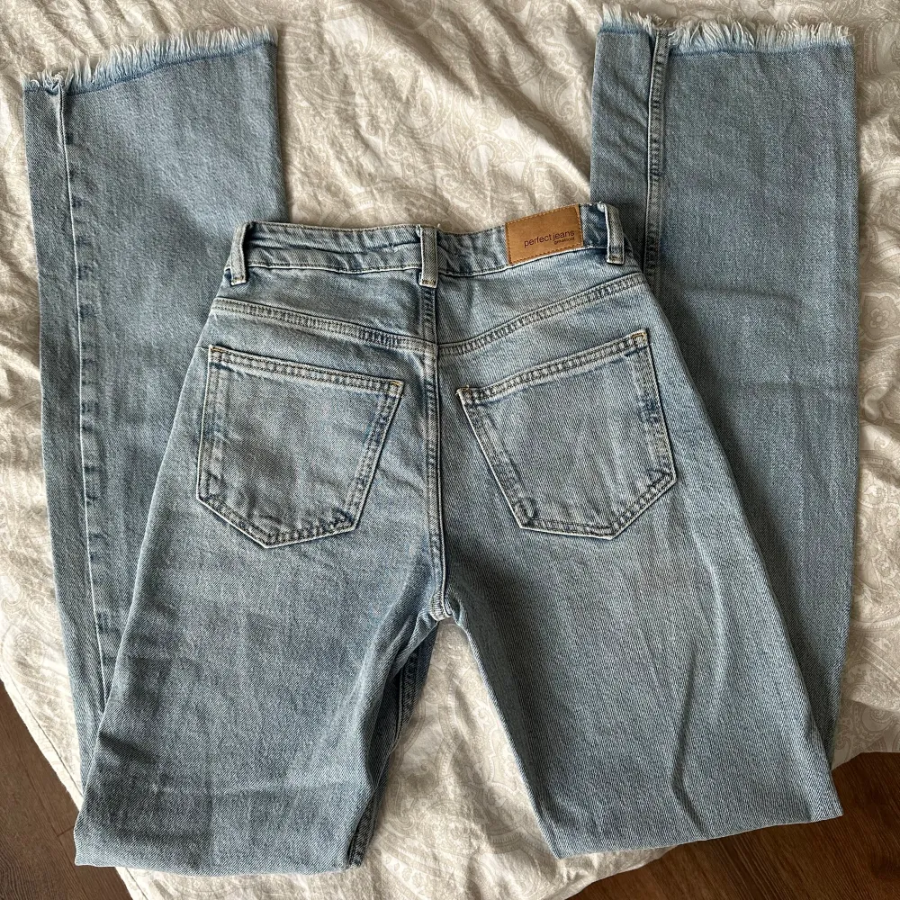 Utsvängda jeans med fransig kant nedtill, dom är även långa i benen.. Jeans & Byxor.