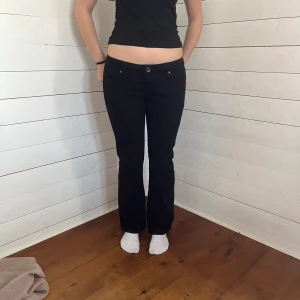 Lågmidjade jeans - Jeans nr: 9  Midjemått(rätt över): 38 Innerbenslängd: 71 Modellen är: 168  (Lite korta på mig) Skriv om ni har några frågor💗//Perfectjeans 