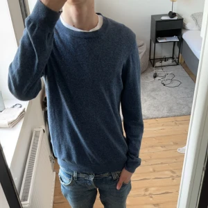 Blå tröja  - En blå stickad tröja från Oscar Jacobson. Den är tre nyjanser av färgen blå. Den är tunn och skön att ha på sommaren. Passar till allt och är väldigt snygg  Ny pris ca 1200 Mitt pris 450