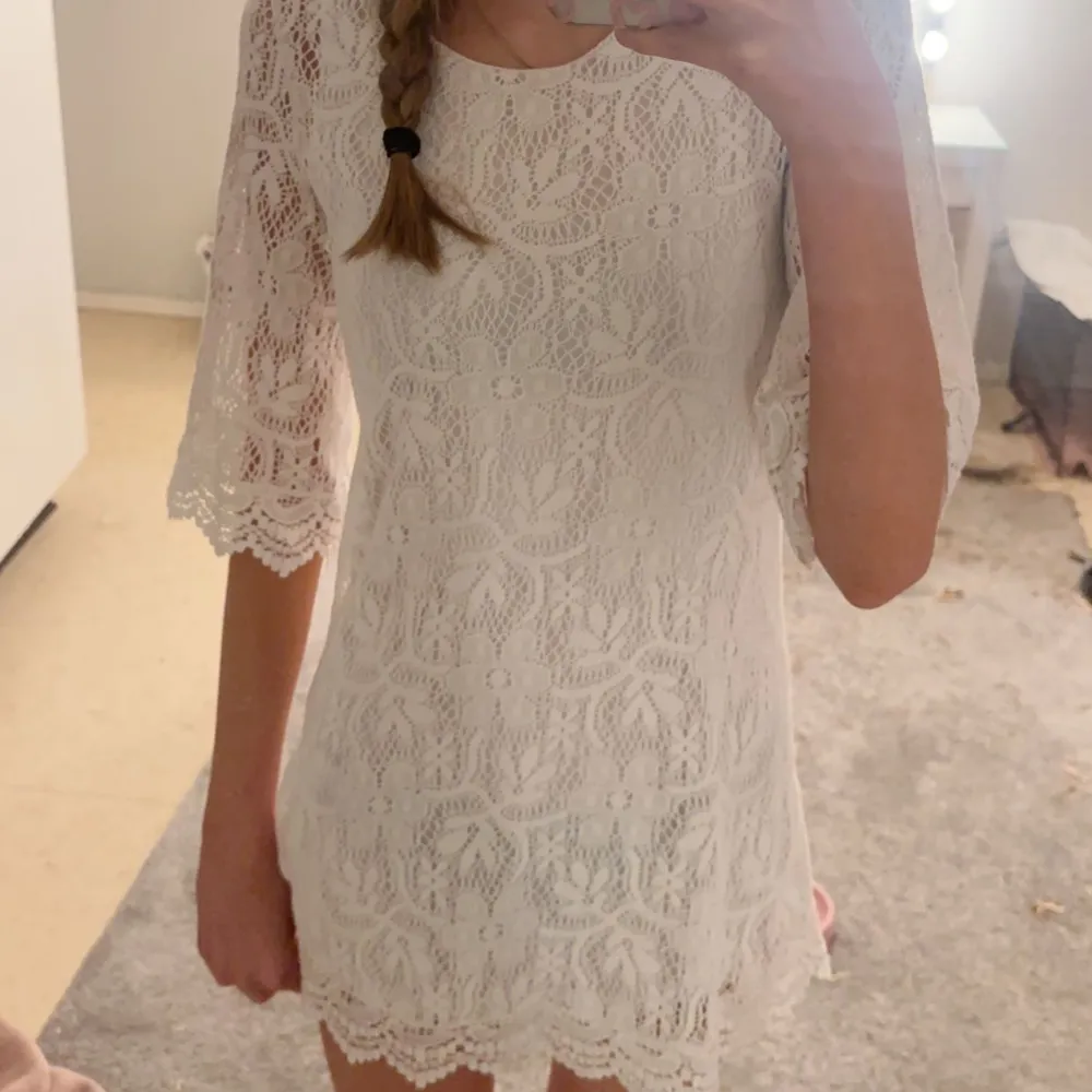 Jätte söt vit spets klänning från H&M. Säljer då den inte kommer till användning. Perfekt till student, konfirmation och skolavslutning. Den är strl 34 men passar mig bra som brukar ha strl S/ 36 och är 180cm🤍💗. Klänningar.