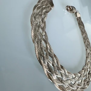 Silver armband Hallbergs guld - Du har möjlighet att matcha armbandet med  halsband och örhängen i samma färg, vilket ger dig en enkel och sofistikerad stil. Skapa ett komplett och samstämt set av smycken som speglar din personliga elegans och smak. Cirka 20 cm
