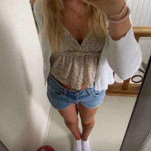 Lågmidjade jeansshorts✨✨ - Så snygga Lågmidjade jeansshorts, inga defekter! Storlek S
